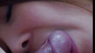 Коханка секс відео безкоштовно онлайн мастурбує у прокатному кабріолеті.