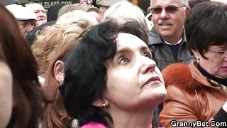 Ескортниця з великими порно фільми безкоштовно сиськами трахкає на балконі готелю.